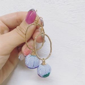 バラの刺繍ピアス