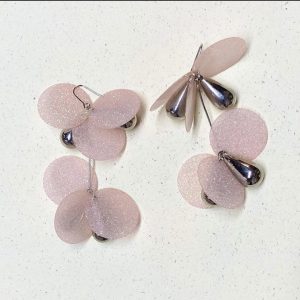 ピンクの花びらピアス