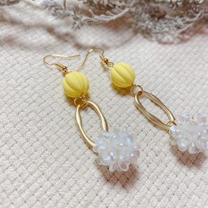 上品なマットゴールドピアス